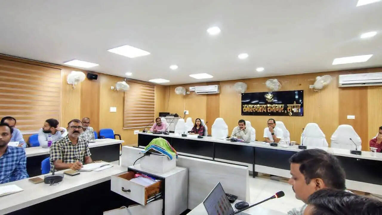 स्वास्थ्य सेवाओं में सुधार को लेकर डीएम ने दिए कई निर्देश