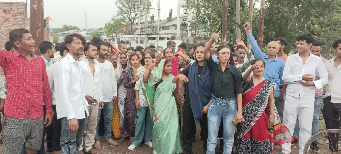 कम वेतन को लेकर गोकुल फूड्स कम्पनी में मजदूरों ने कर दी हड़ताल, मैनेजमेंट ने मांगा तीन दिन का समय