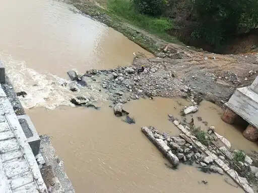 अनूपपुर: सामतपुर-हर्री मार्ग पर तीन वर्षो से बन रहा तिपान नदी पर पुल का काम रूका