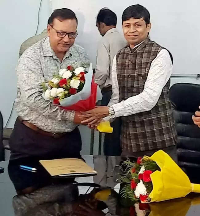 इविवि : प्रो. अंशुमान मिश्र ने विधि विभागाध्यक्ष का कार्यभार संभाला