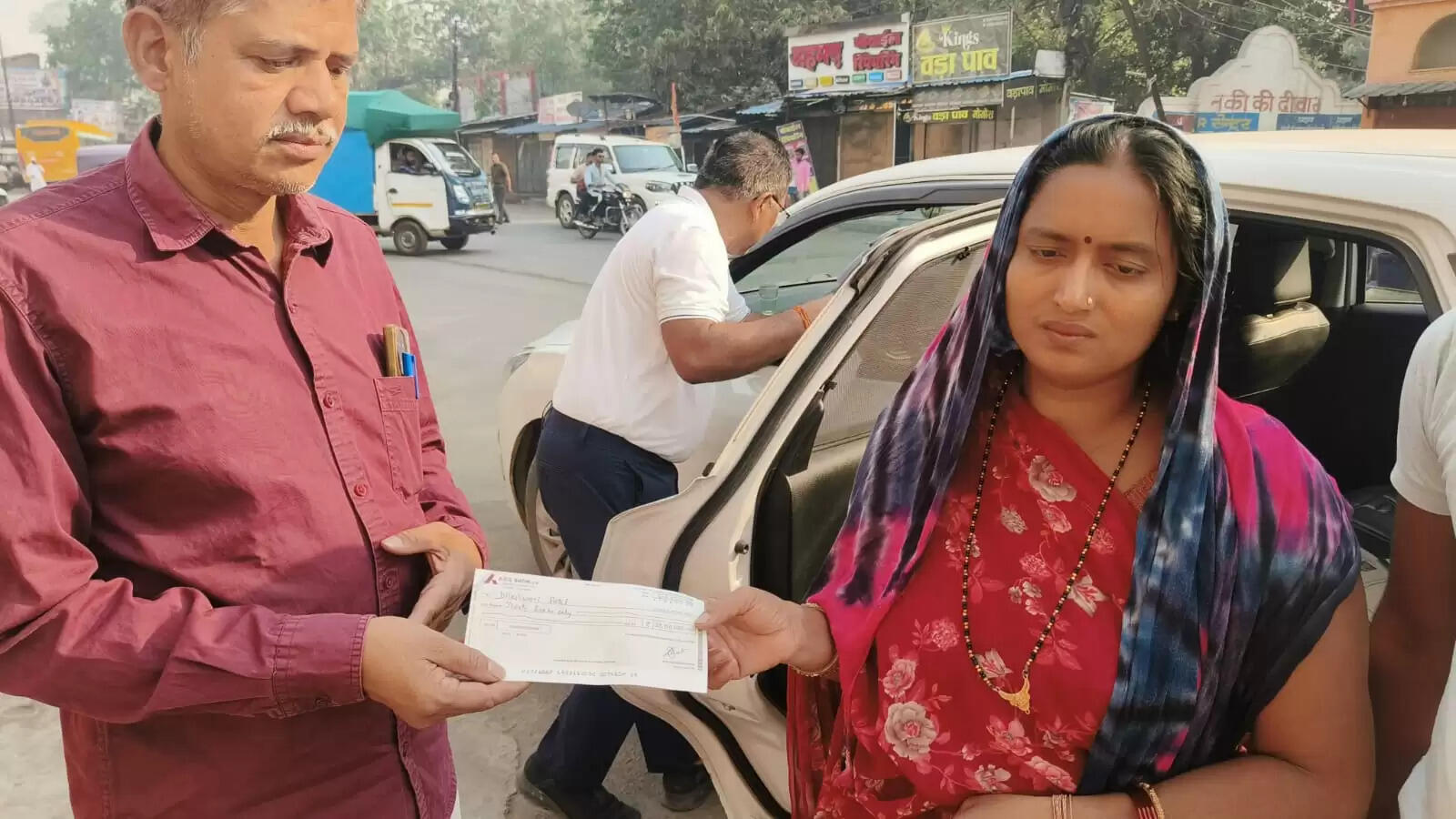 विद्युत संयंत्र दुर्घटना के मृतकों के परिवारों को दिया जा रहा मुआवजा