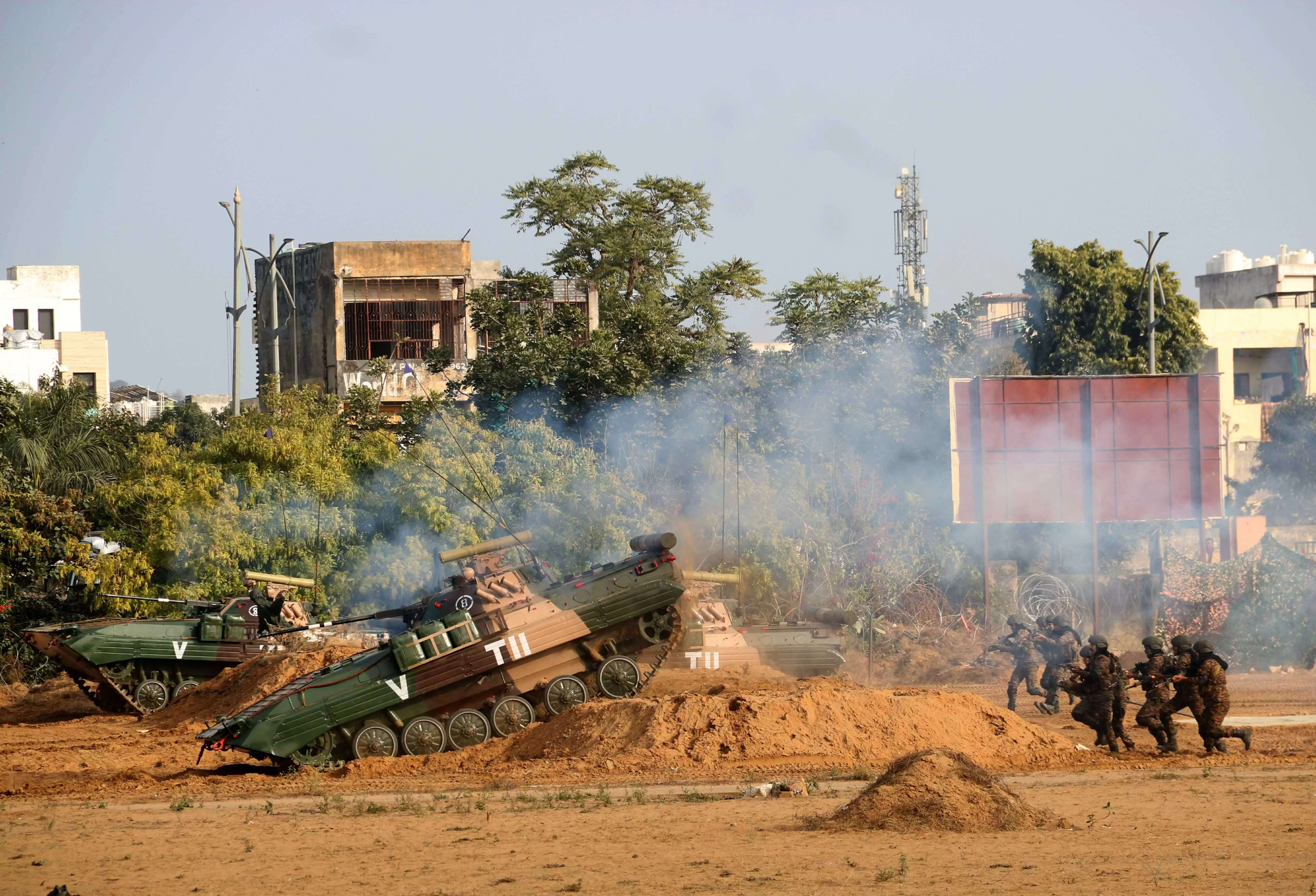 नो योर आर्मी प्रदर्शनी में सेना के आधुनिक उपकरणों और हथियारों का प्रदर्शन