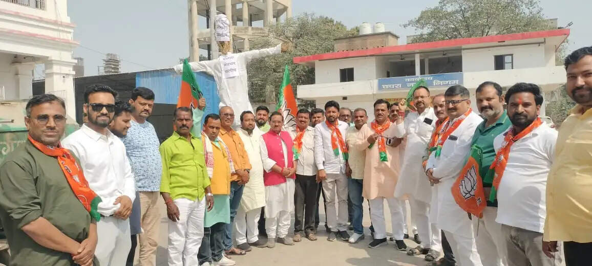 सारण में भाजपा कार्यकर्ताओं ने मौलाना का फूंका पुतला
