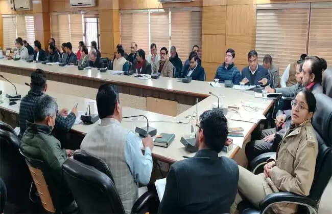 नारनौलः उपायुक्त ने लंबित शिकायतों को 24 घंटे में निपटान के दिए निर्देश