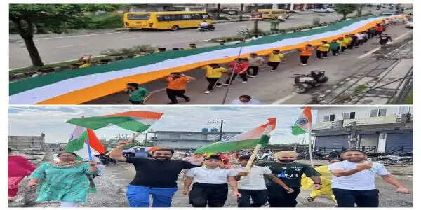 300 फीट लंबे तिरंगे के साथ कठुआ में गूंजी देशभक्ति की हुंकार, हजारों युवाओं ने निकाली तिरंगा रैली