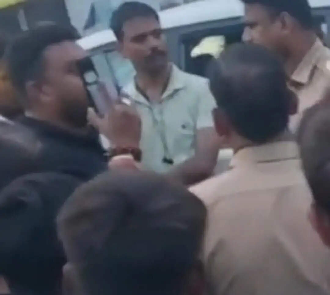 देवरिया : सादे कपड़ों में वाराणसी पुलिस ने युवक काे पकड़ा,अपहरण की आशंका पर भीड़ ने घेरा