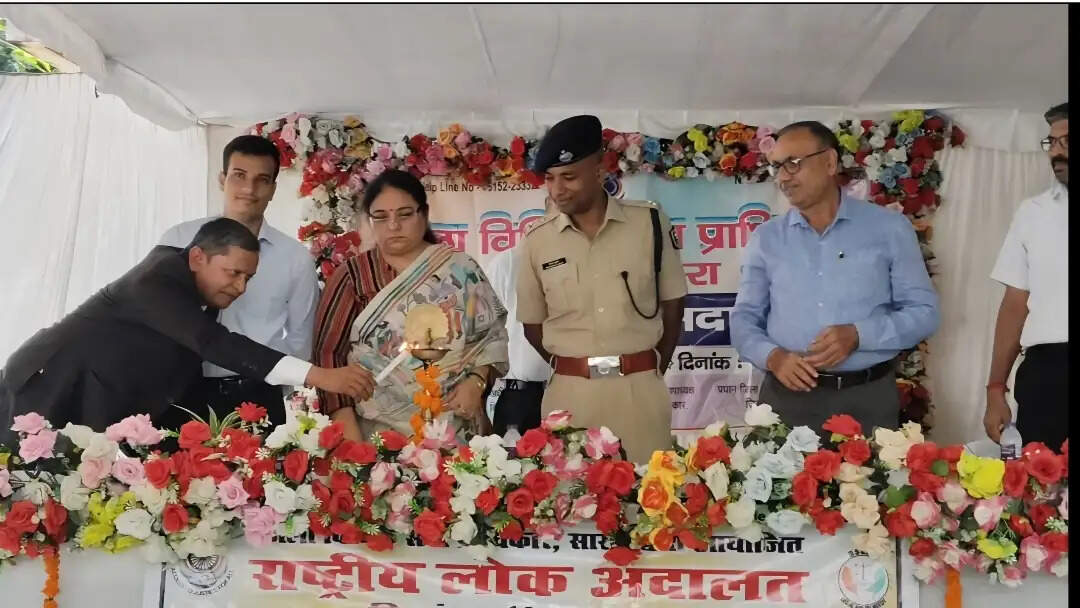 छपरा व्यवहार न्यायालय परिसर में राष्ट्रीय लोक अदालत का आयोजन