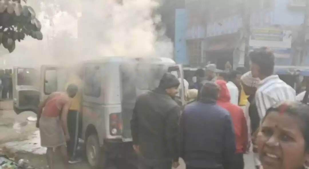 स्कूल वैन में लगी आग, स्थानीय लोगों के सूझबूझ से टली बड़ी घटना