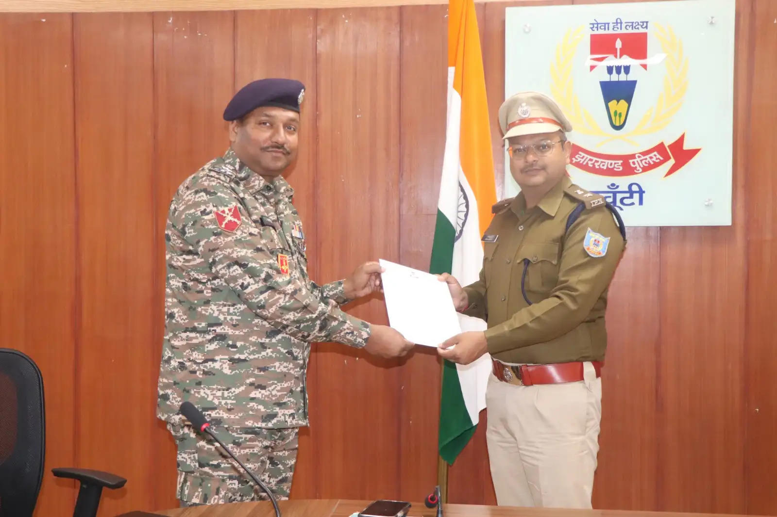 सीआरपीएफ, पुलिस अधिकारियों और कर्मियों को डीआईजी ने प्रशंसा पत्र देकर किया सम्मानित