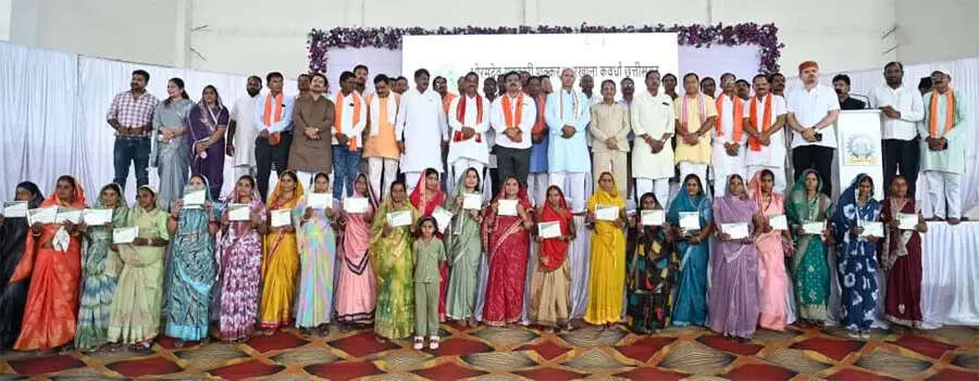 उप मुख्यमंत्री विजय शर्मा ने किसानों को वितरित किए शेयर प्रमाण पत्र