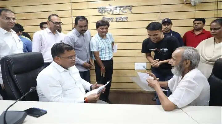 इंदौरः जनसुनवाई में सुनी गई आमजन की समस्याएं, जरूरतमंदों को मिली राहत