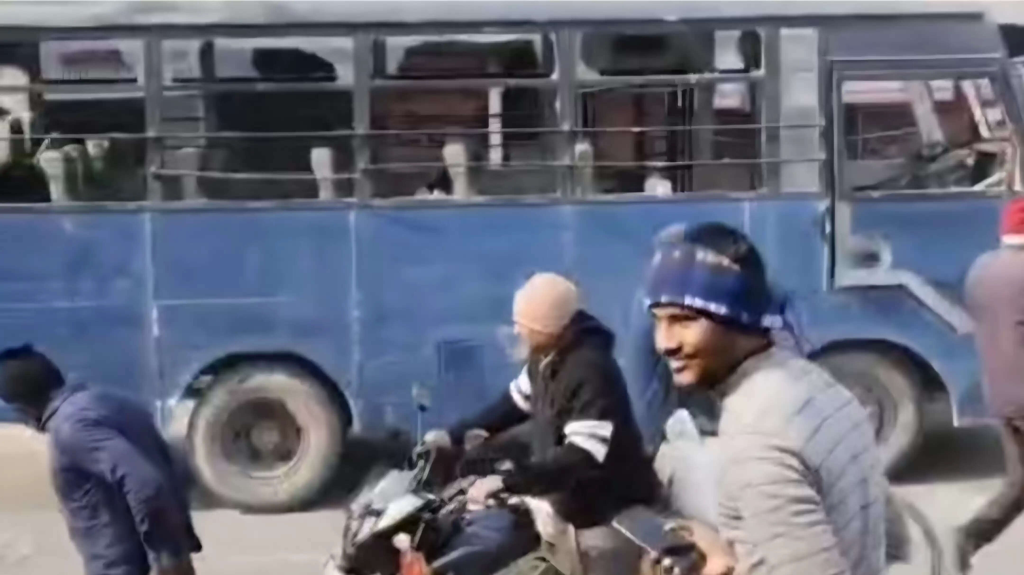 हत्या के विरोध में ग्रामीणों ने एन एच-722 को किया जाम