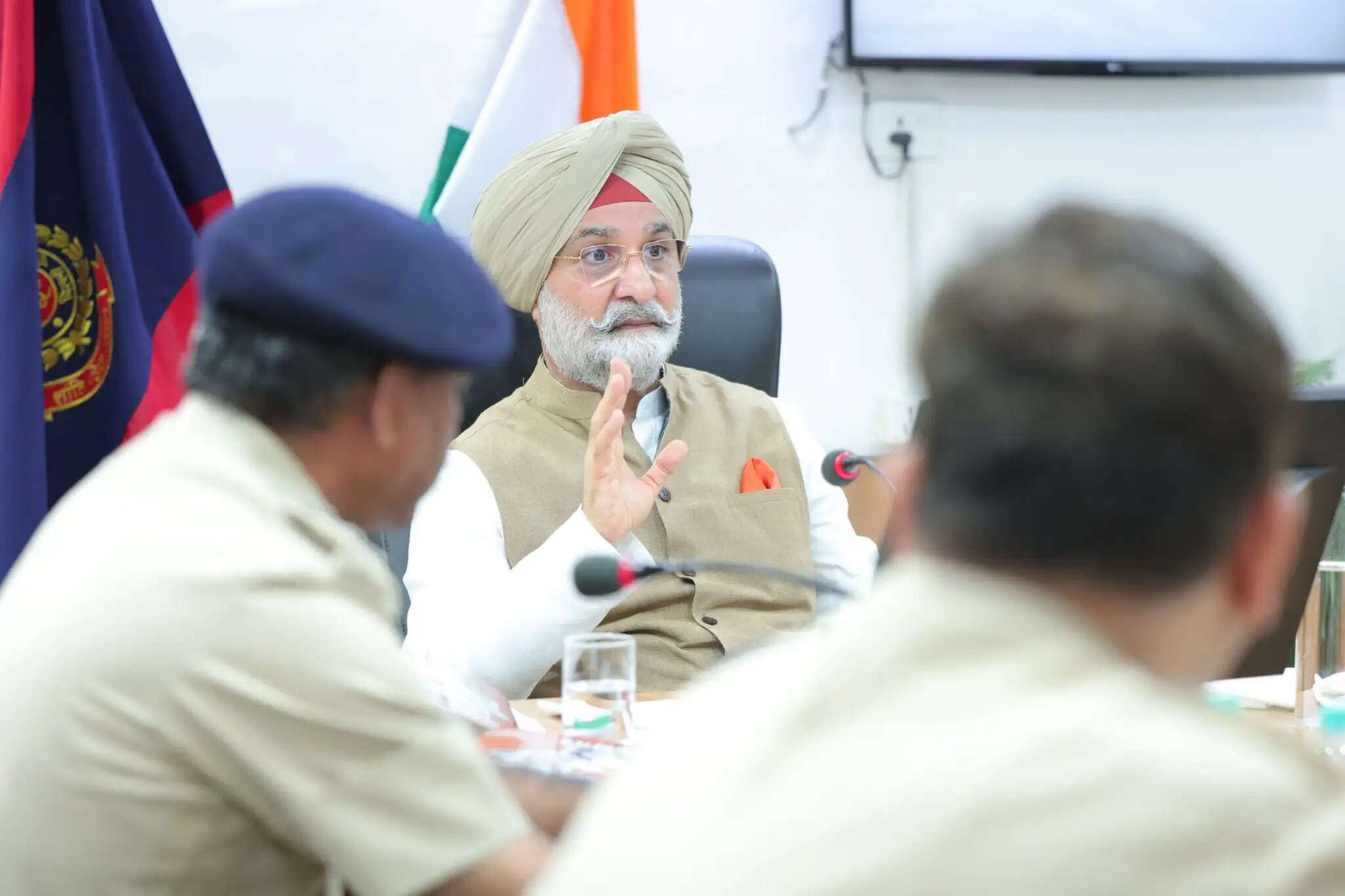 उपराज्यपाल ने यातायात नियमों का सख्ती से पालन कराने के दिए निर्देश