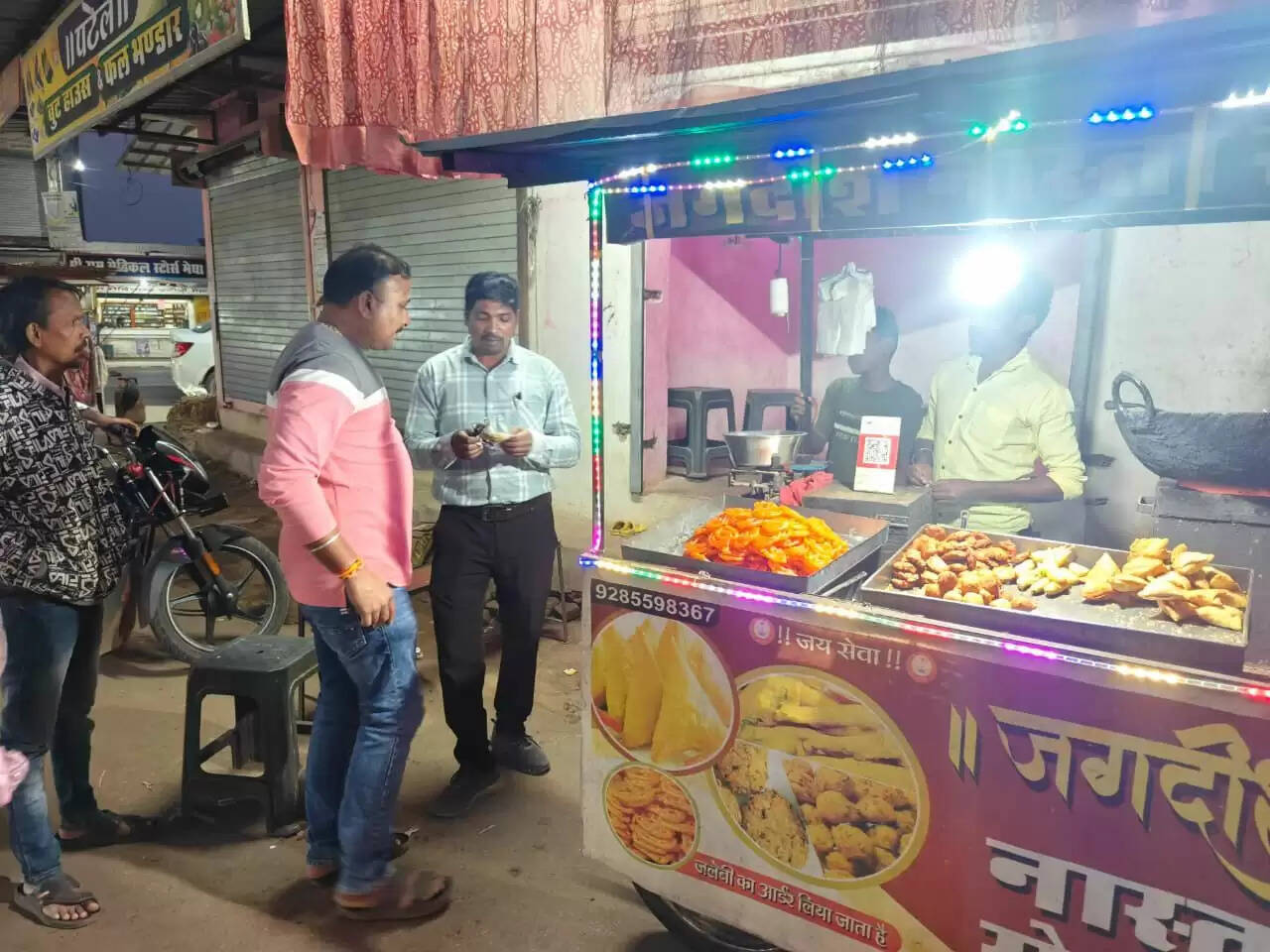 मोमोस खाकर कई लोग बीमार हुए तब जागा खाद्य विभाग, जांची स्ट्रीट फ़ूड की गुणवत्ता