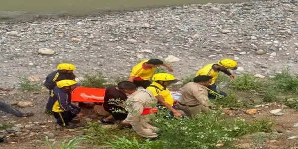 रुद्रप्रयाग में खाई में कार गिरने से पांच घायल, तोताघाटी में श्रद्धालुओं की बस पलटी