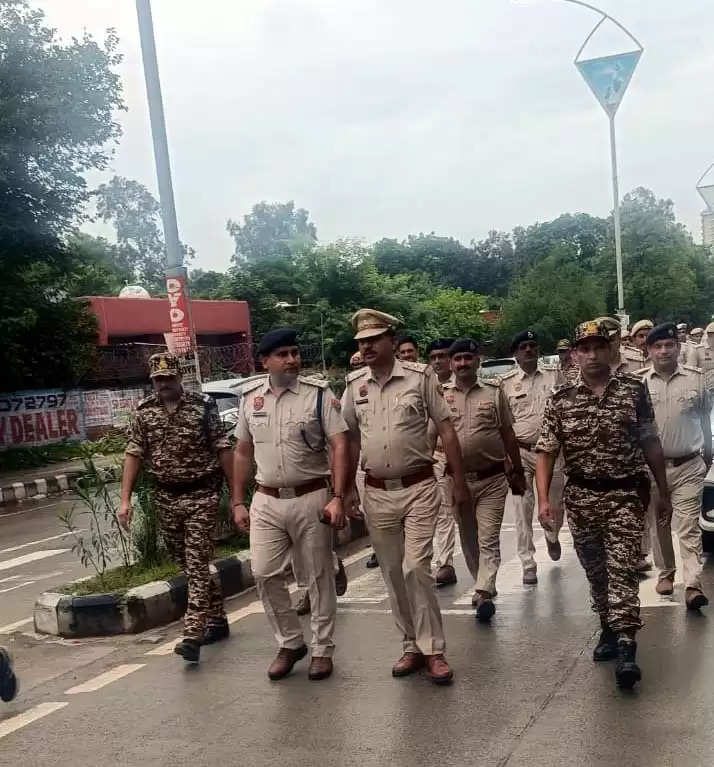 फरीदाबाद पुलिस ने अर्द्धसैनिक बलों के साथ निकाला फ्लैग मार्च