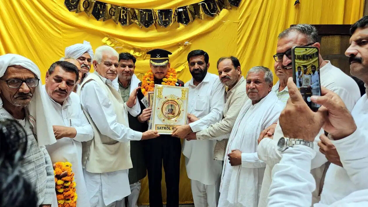 हिसार : सतरोल खाप ने किया लेफ्टिनेंट आकाश दुहन का सम्मान