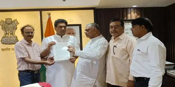 पत्रकारों को मिलनी चाहिए कैशलेस मेडिकल सुविधा : कपिल मिश्रा