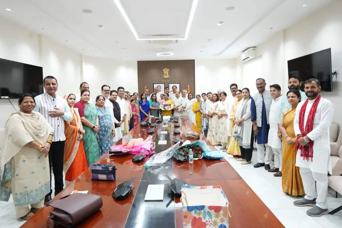 रेखा गुप्ता ने निगम की विभिन्न समितियों के पदाधिकारियों से मुलाकात कर उन्हें बेहतर दिल्ली बनाने का दिया मंत्र