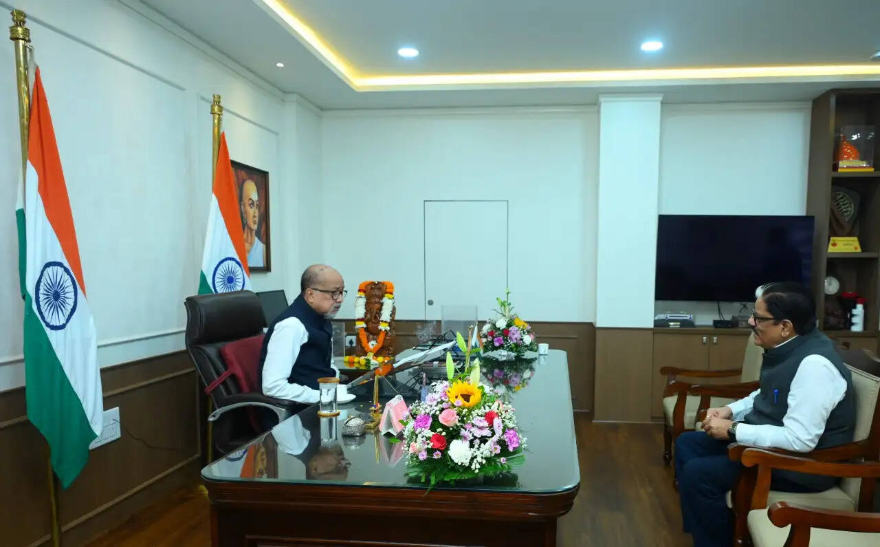 राज्यपाल&nbsp;रमेन डेका से राज्य नीति आयोग के उपाध्यक्ष गणेश शंकर मिश्रा ने की सौजन्य भेंट