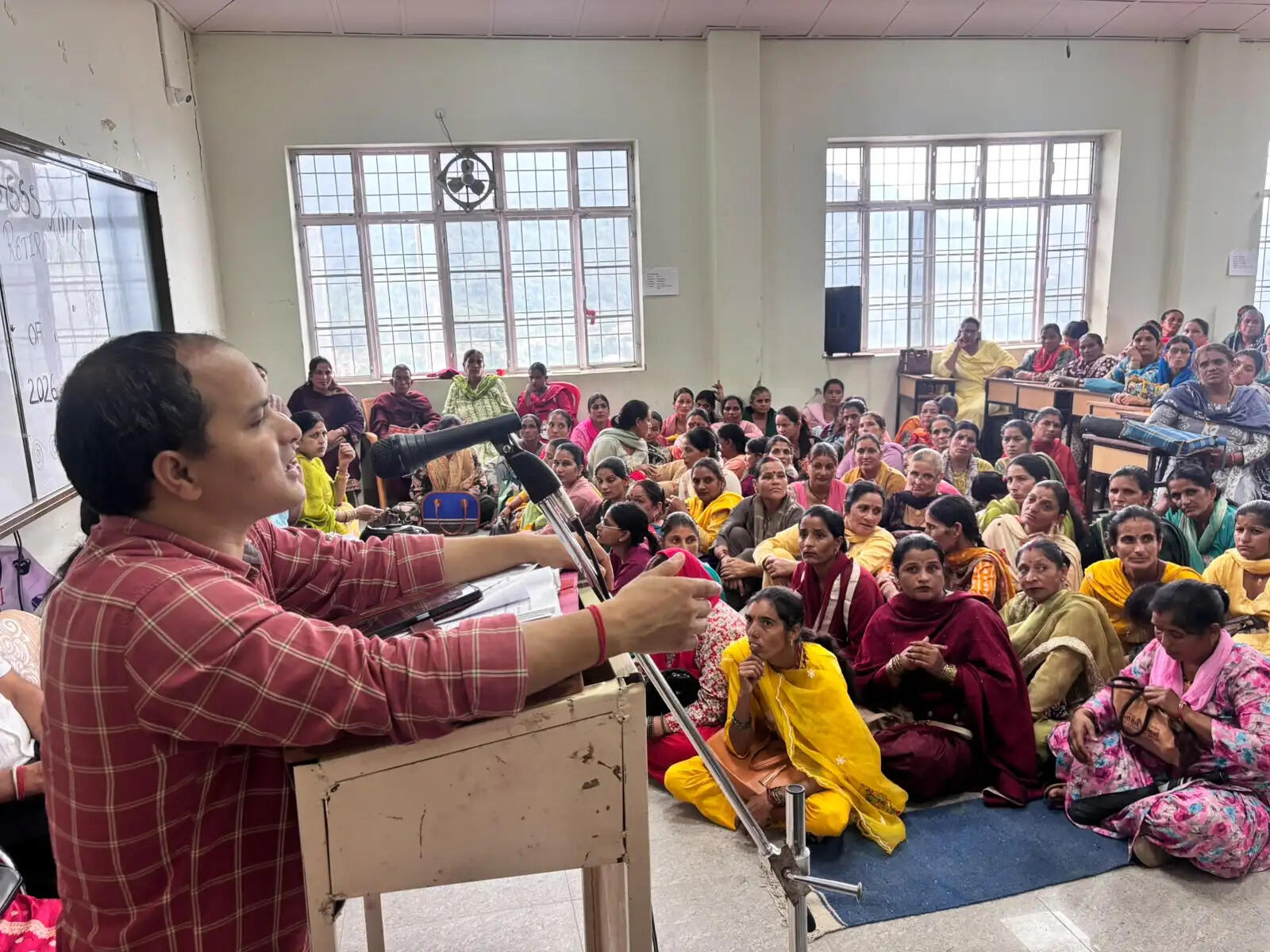 अपना परिवार सुखी परिवार: मंडी में अति निर्धन परिवारों के साथ जन-संवाद कार्यक्रम का आयोजन