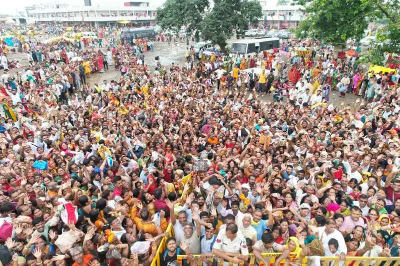 सीहोरः कुबेरेश्वरधाम पर गुरु पूर्णिमा महोत्सव में उमड़ा जनसैलाब, लाखों श्रद्धालुओं ने किया गुरु पूजन