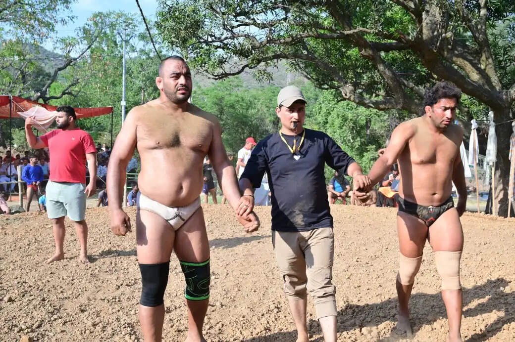 भारतीय सेना ने राजौरी के कालाकोट में युवाओं के लिए दंगल प्रतियोगिता आयोजित की