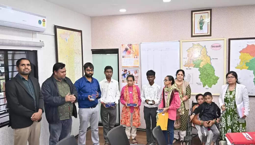 कलेक्टर ने छह दिव्यांग विद्यार्थियों को दिए स्मार्टफोन और ब्लूटूथ कीबोर्ड