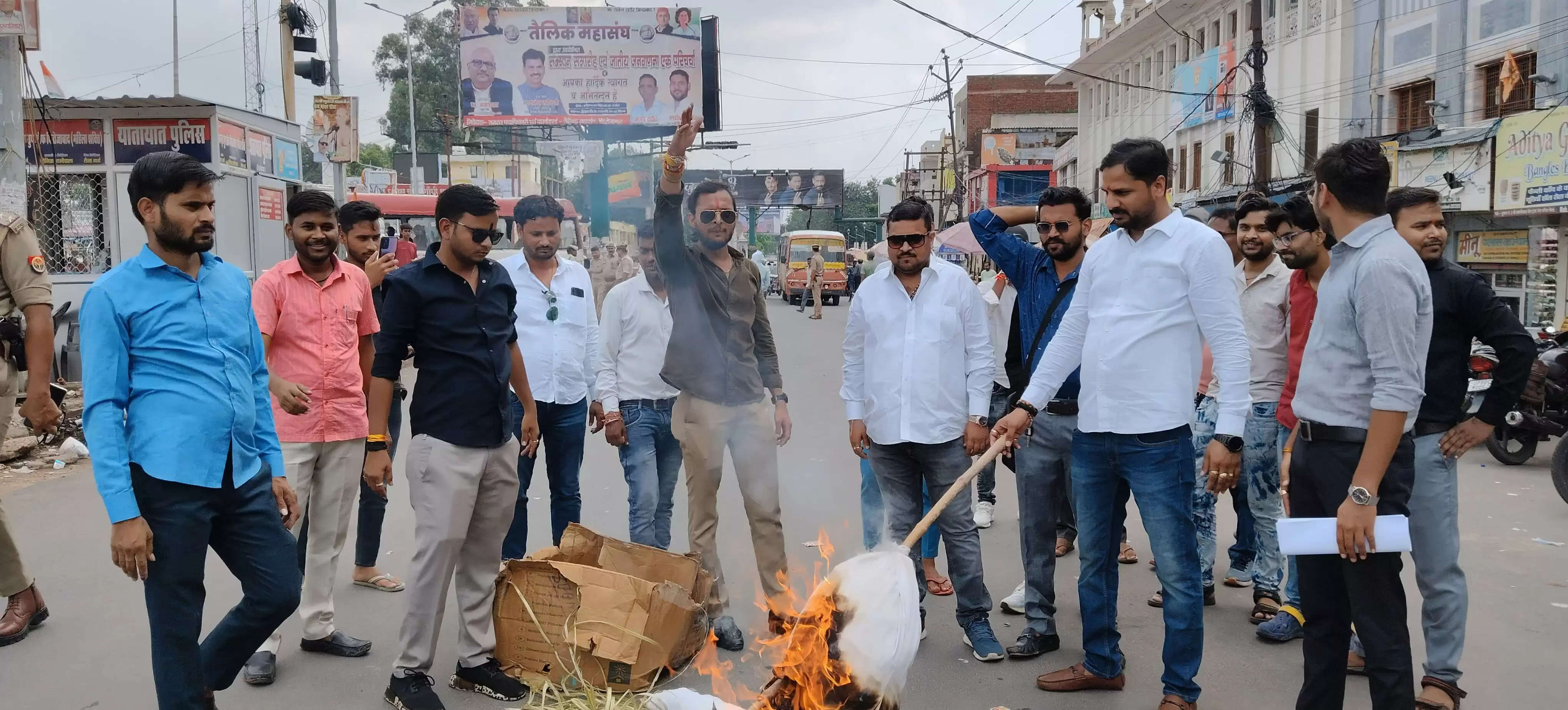 भाजयुमो ने फूंका सपा अध्यक्ष अखिलेश यादव का पुतला