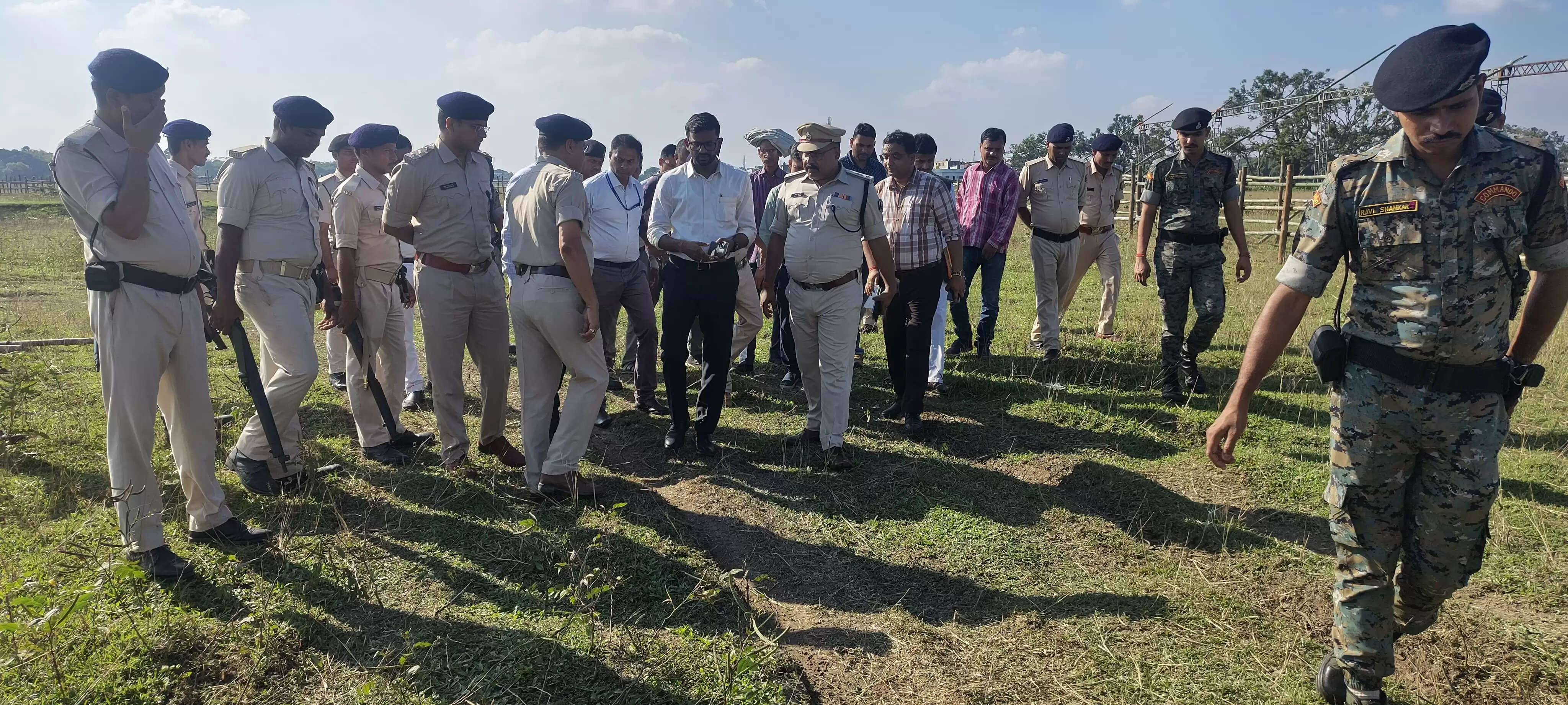 फारबिसगंज हवाई अड्डा में पीएम के कार्यक्रम को लेकर डीएम एसपी ने किया निरीक्षण