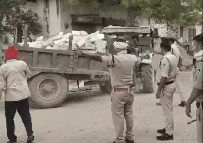 मुरैनाः अवैध परिवहन रोकने पहुंचे टीआई को ट्रैक्टर-ट्रॉली से कुचलने की कोशिश