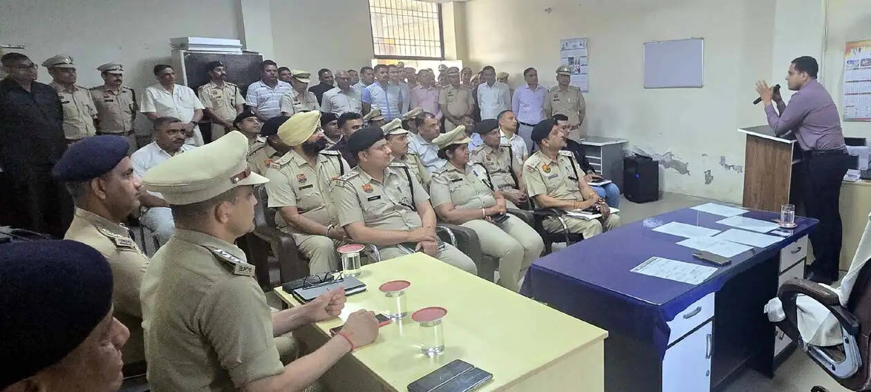 हांसी के पुलिस अधीक्षक अमित यशवर्धन का तबादला, पुलिस अधिकारियों ने दी भावभीनी विदाई