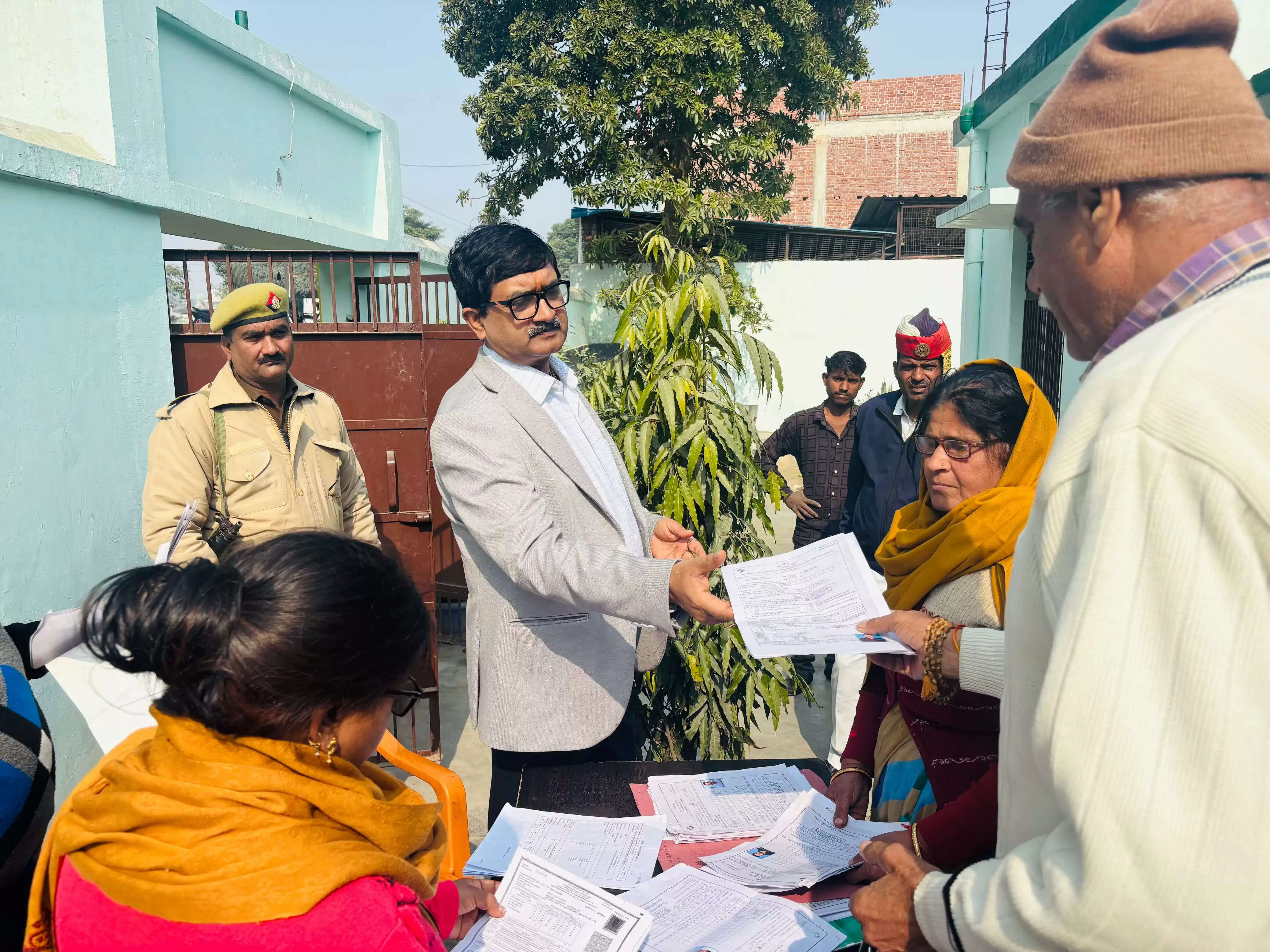 डीएम ने मतदेय स्थलों का दाैरा कर जानी मतदाता सूची की हकीकत