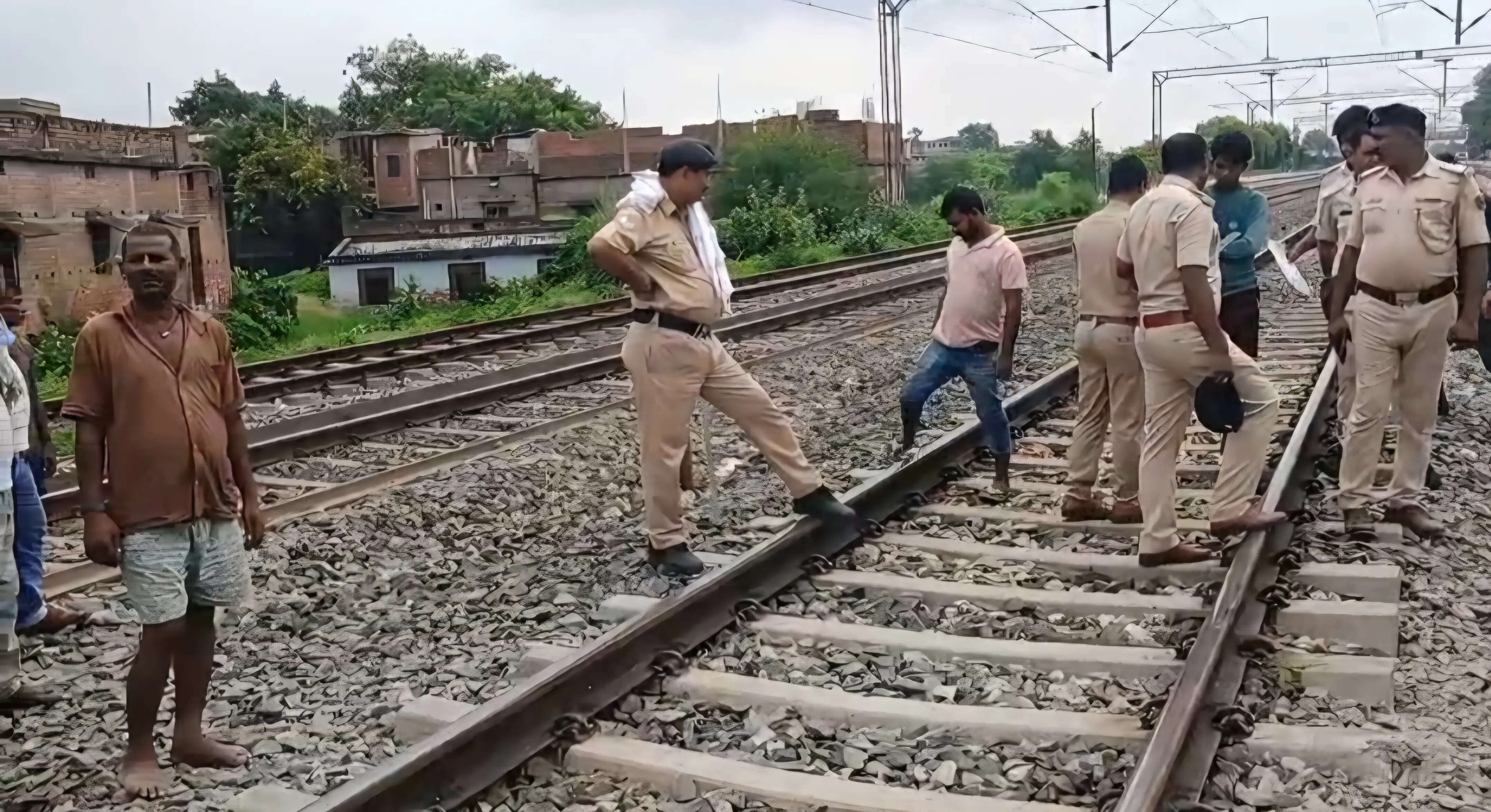 दाउदपुर में ट्रेन की चपेट में आने से दो सगे भाइयों की मौत