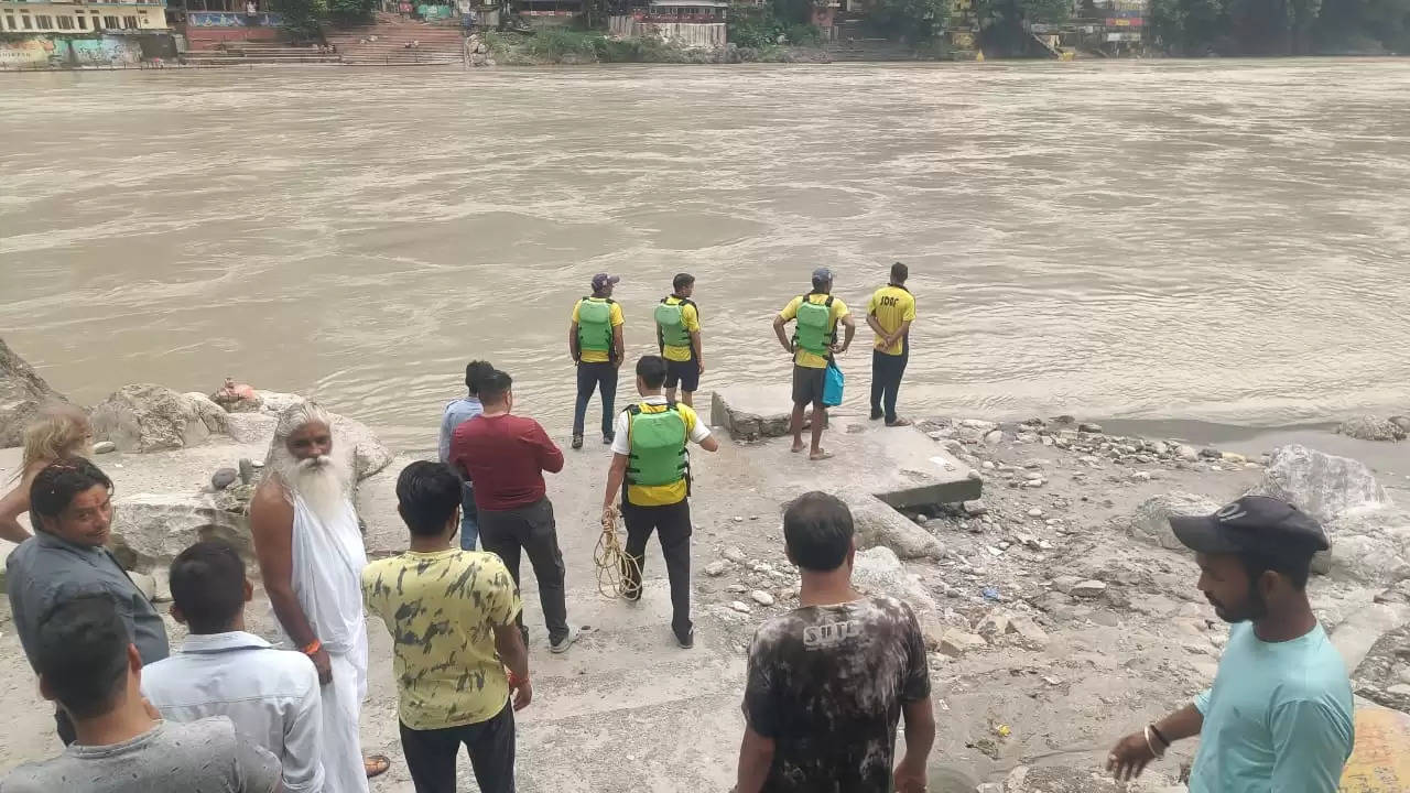 पानीपत से ऋषिकेश घूमने आया युवक गंगा स्नान करते समय डूबा, लापता