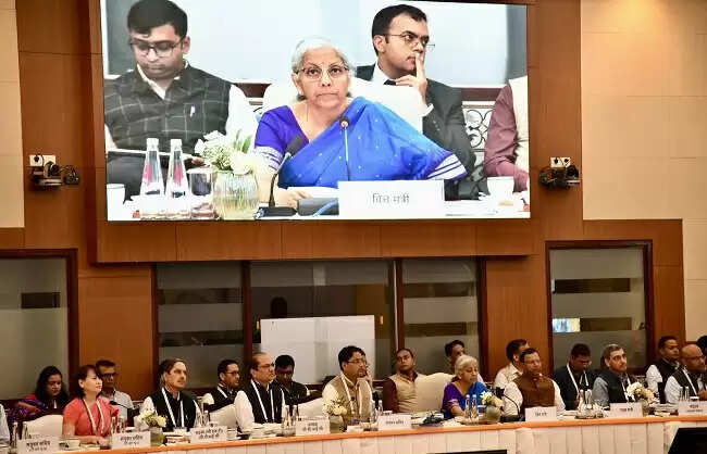 जीएसटी परिषद की 56वीं बैठक में 33 सदस्यों के बीच स्‍लैब में बदलाव पर मंथन जारी