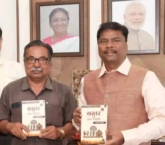 मंत्री केदार कश्यप ने साहित्यकाराें के सम्मान के साथ, तीन किताबों का किया विमोचन