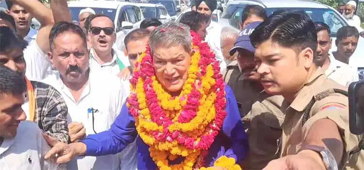 हरीश रावत ने नीतीश कुमार पर साधा निशाना, चुनाव प्रक्रिया में पारदर्शिता की मांग