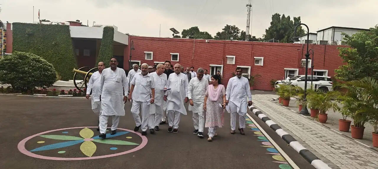 विधानसभा परिसर में विधायकों से धक्का-मुक्की के खिलाफ राज्यपाल के पास पहुंची कांग्रेस
