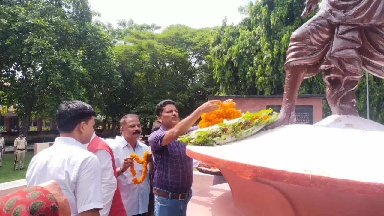 अंग्रेजों भारत छोड़ो आंदोलन को यादकर बेतिया में अमर शहीदों को दी गयी श्रद्धांजलि