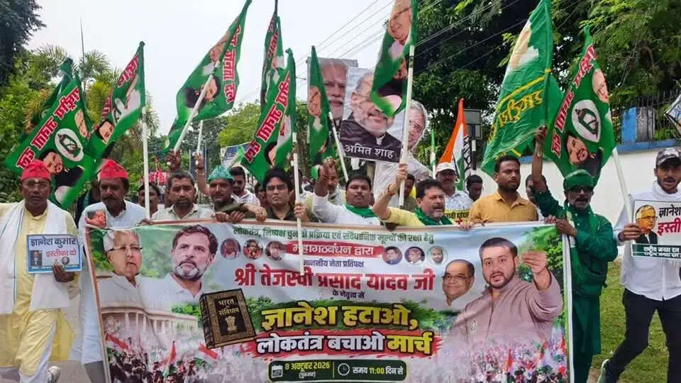 सीईसी के खिलाफ विपक्षी दलों का विरोध मार्च,किया गया पुतला दहन