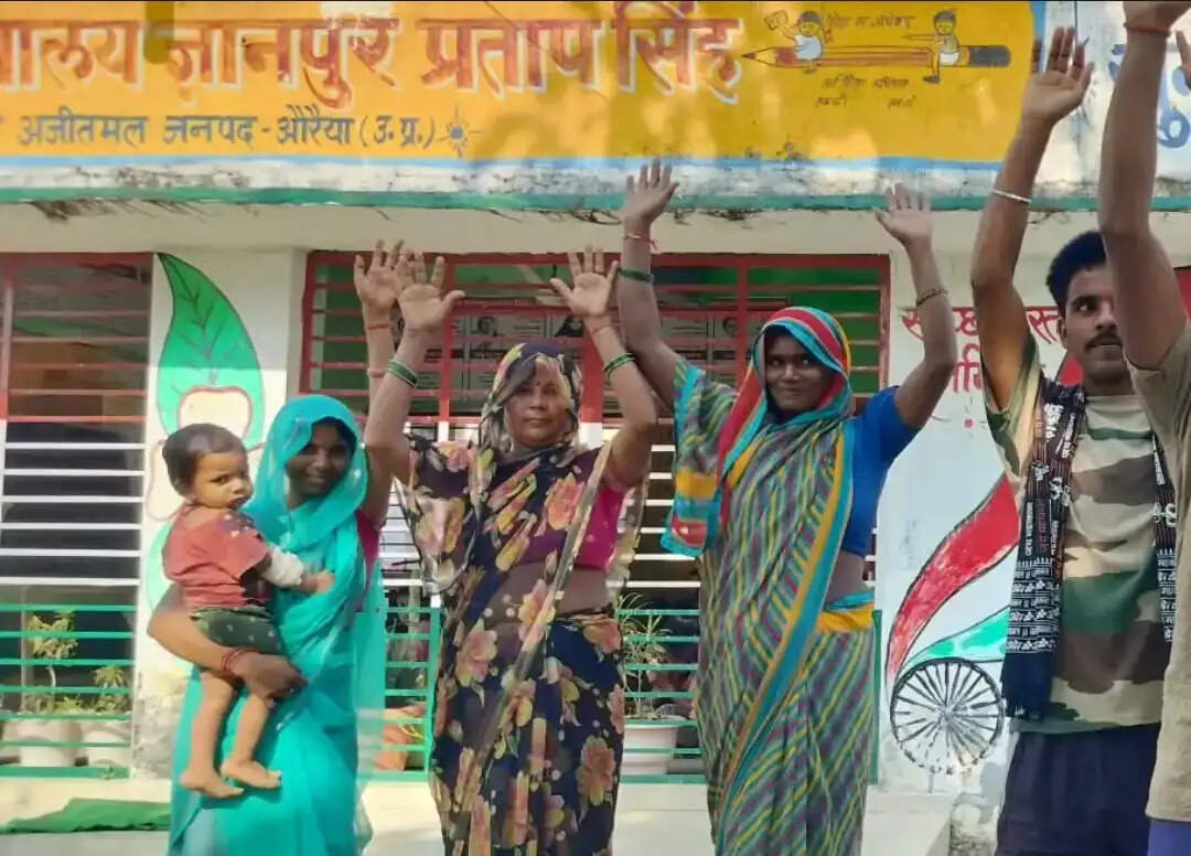 औरैया : पुष्टाहार वितरण में अनियमितता के आरोप, ग्रामीणों ने किया प्रदर्शन
