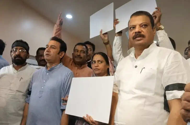 हाथों पर काली पट्टी बांधकर विधानसभा पहुंचे कांग्रेस विधायक, जंतर-मंतर की घटना और पेपर लीक पर हंगामा