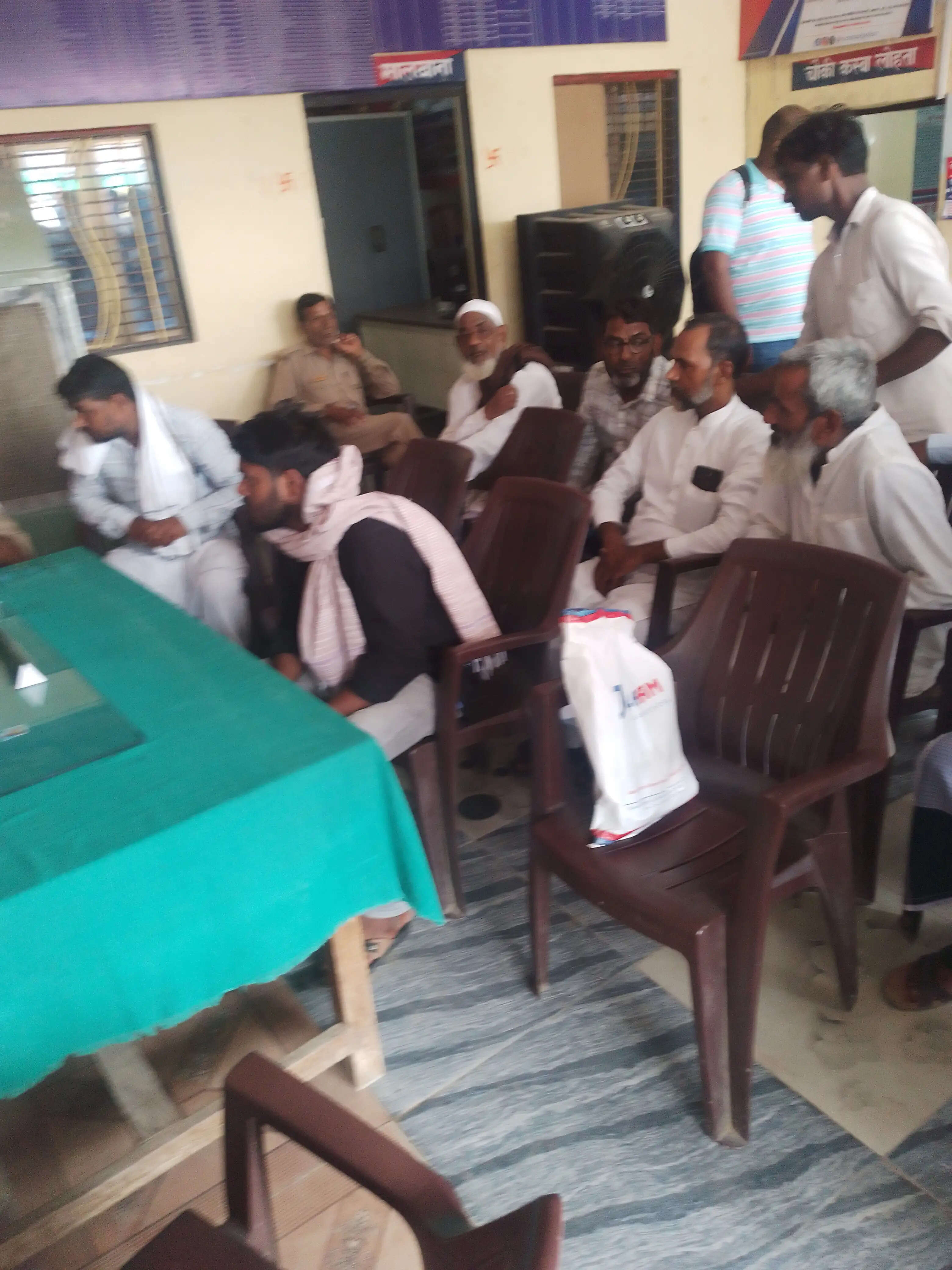 वाराणसी में लोहता क्षेत्र में कब्रिस्तान में कब्र बनाने को लेकर दो पक्ष आमने सामने