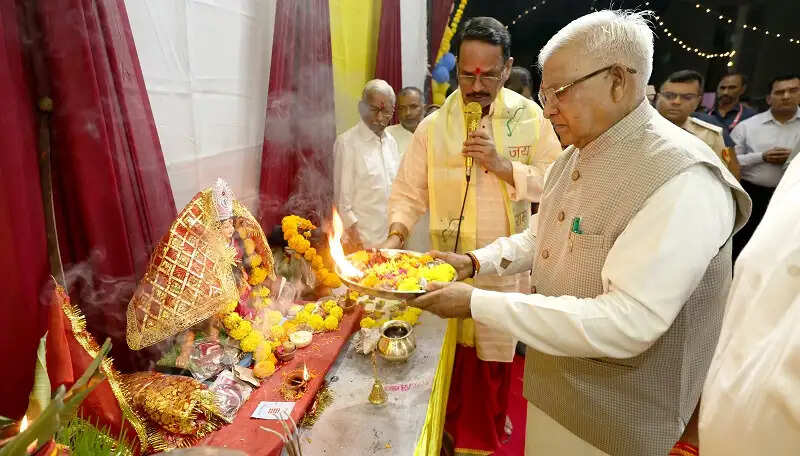 मप्रः माँ दुर्गा की महाआरती में शामिल हुए राज्यपाल पटेल