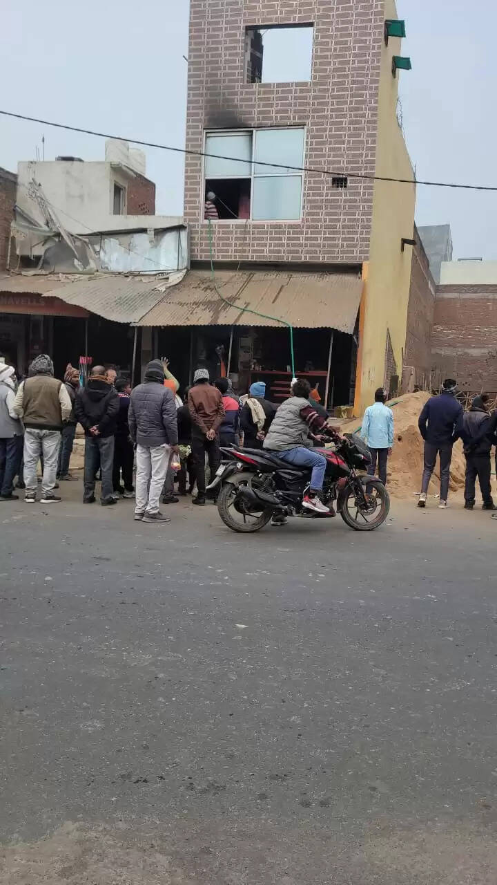 शॉर्ट सर्किट से लगी आग, घर का सामान जलकर राख