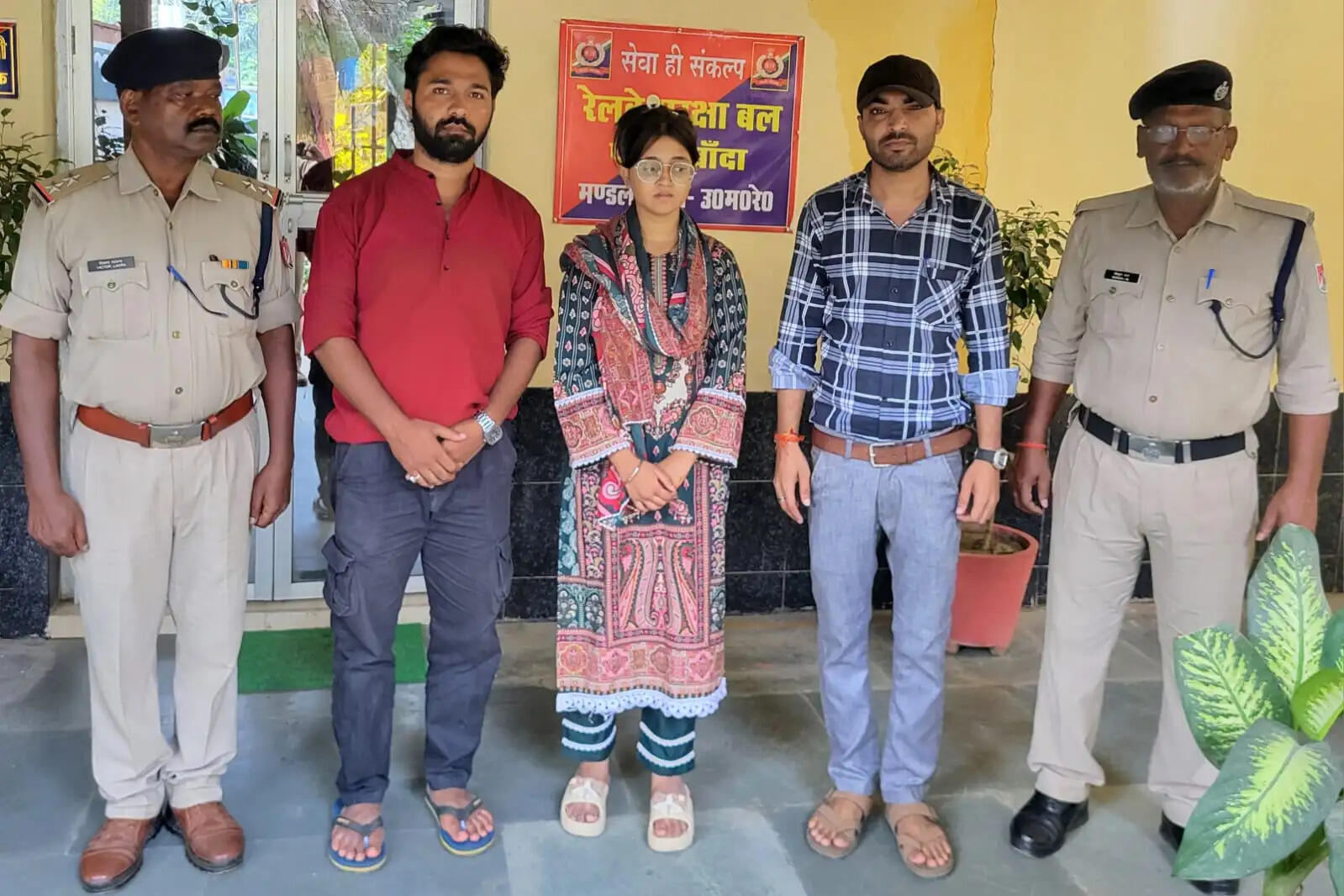 आरपीएफ ने ट्रेन में अकेले यात्रा कर रही किशोरी को सुरक्षित उतारा