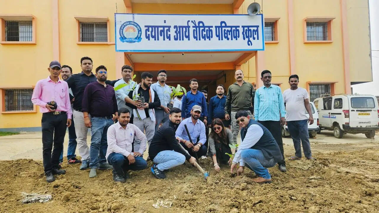 विश्व पर्यावरण दिवस पर जीतपुर खनन परियोजना ने लगाए पौधे