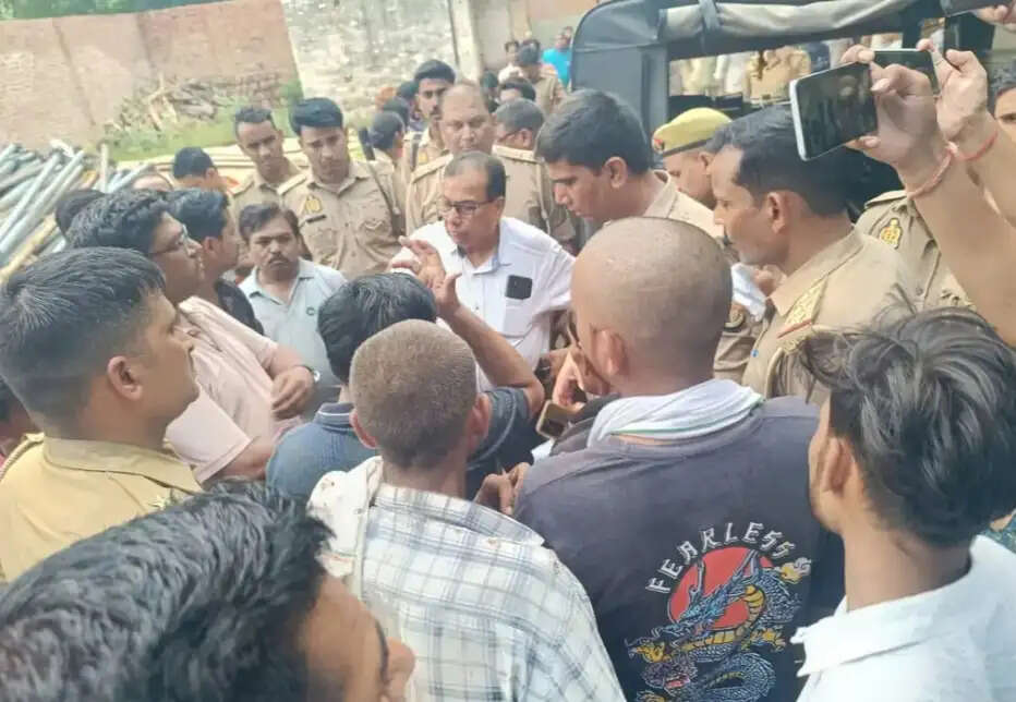 फैक्ट्री में मशीन की चपेट में आकर युवक की मौत, परिजनों ने किया हंगामा