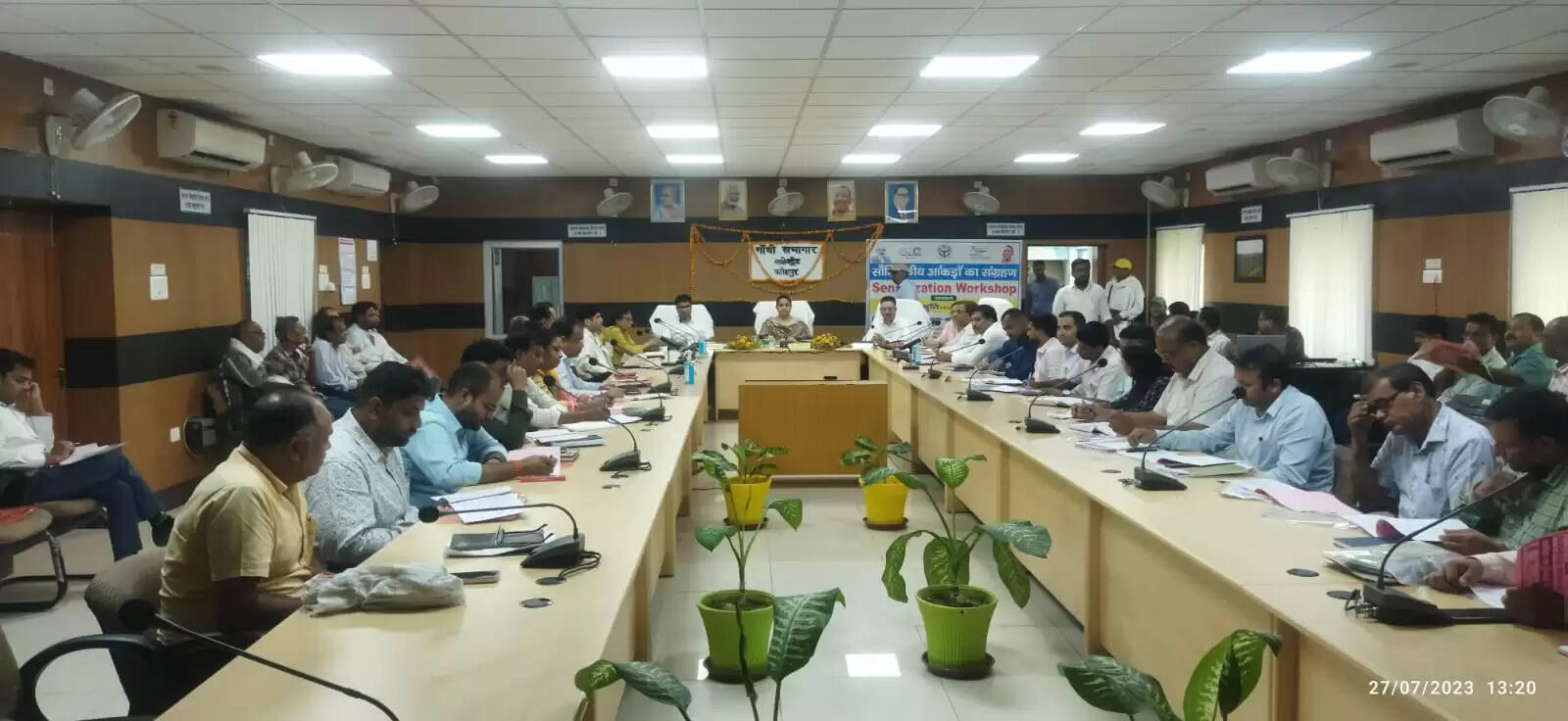 यूपी की अर्थव्यवस्था एक ट्रिलियन डॉलर बनाना शासन की सर्वोच्च प्राथमिकता : जिलाधिकारी